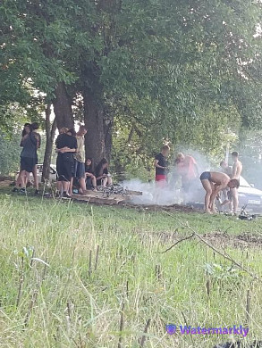 Дети хулиганят в парке